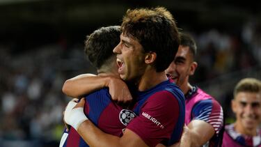 BARCELONA, 19/09/2023.- Los jugadores del FC Barcelona, Gavi (i) y el portugués Joao Felix, celebran el cuarto gol del equipo blaugrana durante el encuentro correspondiente a la fase de grupos de la Liga de Campeones que disputan hoy martes frente al Royal Amberes en el estadio Olímpico de Montjuic, en Barcelona. EFE / Alejandro García.