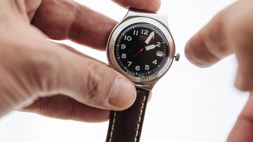 Una persona atrasa el reloj a las 2.00 horas, a 28 de octubre de 2023, en Madrid (España). En la madrugada de hoy al domingo, 29 de octubre, los españoles retrasan una hora sus relojes como cada año. Las 03.00 horas de la España peninsular pasan a ser las 02.00 y se da la bienvenida al horario de invierno. En el caso de Canarias, el ajuste de los relojes se realiza a las 2.00 de la madrugada, cuando pase a ser la 1.00.
27 OCTUBRE 2023;MADRID;CAMBIO HORARIO;ATRASO DE UNA HORA;HORARIO DE INVIERNO
Carlos Luján / Europa Press
28/10/2023