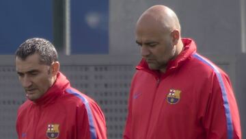 Ernesto Valverde, entrenador de porteros del Barcelona, camina junto a Alejandro Valverde.