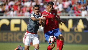 BIL01. ORLANDO ( FL EE.UU.), 04/06/2016.- Derlis Gonz&aacute;lez (i) de Paraguay ante Johnny Acosta (d) de Costa Rica hoy, 4 de junio de 2016, durante un partido de la Copa Am&eacute;rica 2016 en el estadio Camping World de Orlando, Florida. EFE/LUIS TEJIDO