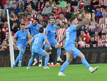El capitán bermellón sigue incombustible. Le tocó equilibrar una defensa ante uno de los ataques más peligrosos del campeonato. Sus ayudas para parar las internadas y diabluras de Nico Williams evitaron que el equipo bilbaíno se llevara más premio. Como guinda hizo un gol clásico suyo. Un cabezazo imparable para Unai Simón.
El capitán bermellón sigue incombustible. Le tocó equilibrar una defensa ante uno de los ataques más peligrosos del campeonato. Sus ayudas para parar las internadas y diabluras de Nico Williams evitaron que el equipo bilbaíno se llevara más premio. Como guinda hizo un gol clásico suyo. Un cabezazo imparable para Unai Simón.