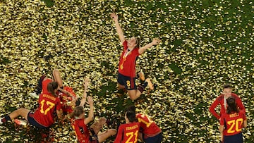 Mariona Caldentey mira al cielo mientras celebra el Mundial conquistado por la Selecci¨®n espa?ola en Australia y Nueva Zelanda este 2023.
