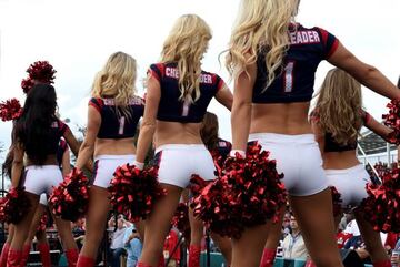 Hablando de calentar... las Cheerleaders de los Texans están animando las horas previas con actuaciones.