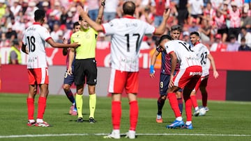 GIRONA (ESPAÑA), 20/09/2025.- El defensa del Girona FC, Vitor Reis (d) ve la tarjeta roja durate el partido de LaLiga disputado este sábado en el estadio municipal de Montilivi en Girona. EFE/David Borrat