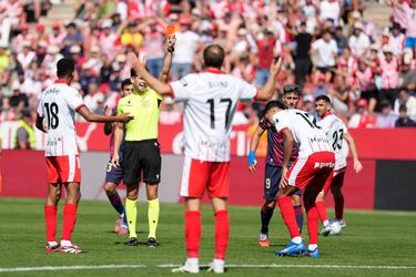 El Girona se coloca la diana en el pecho y el Levante dispara