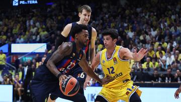 Tel Aviv (Israel), 10/11/2022.- Cory Higgins of Barcelona (L) in action against John DiBartolomeo of Maccabi Tel Aviv (R) during the Euroleague basketball match between Maccabi Tel Aviv and Barcelona, in Tel Aviv, Israel, 10 November 2022 (Baloncesto, Euroliga) EFE/EPA/ABIR SULTAN
