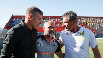 Futbol,Union Espaola vs Everton.
Vigesimo octava fecha, campeonato nacional 2018.
El entrenador de Everton Javier Torrente y Martin Palermo de Union Espaola, antes del partido de primera division en el estadio Santa Laura de Santiago, Chile.
03/11/2018
Felipe Zanca/Photosport
Football, Union Espaola vs Everton.
28 th date, National Championship 2018.
Everton's head coach Javier Torrente and Martin Palermo of Union Espaola before the first division football match against at Santa Laura stadium in Santiago, Chile.
03/11/2018
Felipe Zanca/Photosport