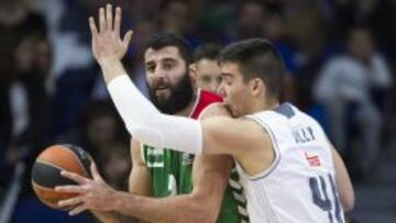 Willy Hernangómez defiende a Bourousis.