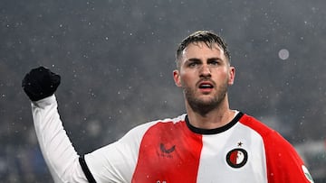 Feyenoord's Mexican forward #29 Santiago Gimenez celebrates after scoring Feyenoord's second goal from the penalty spot during the UEFA Champions League, league phase day 7, football match between Feyenoord (NED) and FC Bayern Munich (GER) at the Feyenoord Stadium in Rotterdam, on January 22, 2025. (Photo by JOHN THYS / AFP)