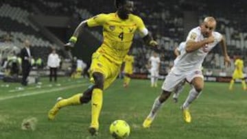 Adebayor march&aacute;ndose del tunecino Abdennour.