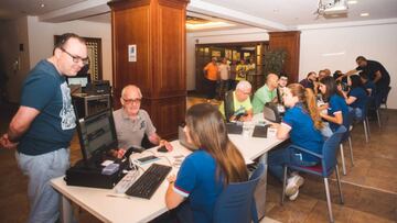 Los aficionados, adquiriendo su carné.