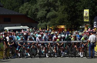 El pelotón aguarda la salida antes de la etapa 15 entre Loudenvielle y Plateau de Beille.