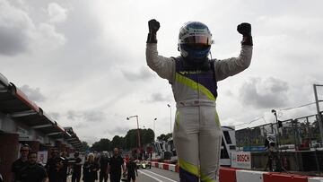 Chadwick tras conquistar el título de las W Series.