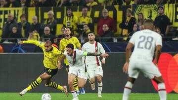 Dortmund (Germany), 04/10/2023.- Dortmund's Donyell Malen (L) and Milan's Davide Calabria (R) in action during the UEFA Champions League Group F match between Borussia Dortmund and AC Milan in Dortmund, Germany, 04 October 2023. (Liga de Campeones, Alemania, Rusia) EFE/EPA/CHRISTOPHER NEUNDORF
