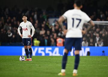 Soccer Football - Premier League - Chelsea v Tottenham Hotspur - Stamford Bridge, London, Britain - May 2, 2024  Tottenham Hotspur's Son Heung-min looks dejected after Chelsea's Nicolas Jackson scores their second goal REUTERS/Dylan Martinez NO USE WITH UNAUTHORIZED AUDIO, VIDEO, DATA, FIXTURE LISTS, CLUB/LEAGUE LOGOS OR 'LIVE' SERVICES. ONLINE IN-MATCH USE LIMITED TO 45 IMAGES, NO VIDEO EMULATION. NO USE IN BETTING, GAMES OR SINGLE CLUB/LEAGUE/PLAYER PUBLICATIONS.