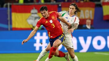 Le Normand ante Calafiori en el partido España-Italia de la Eurocopa.