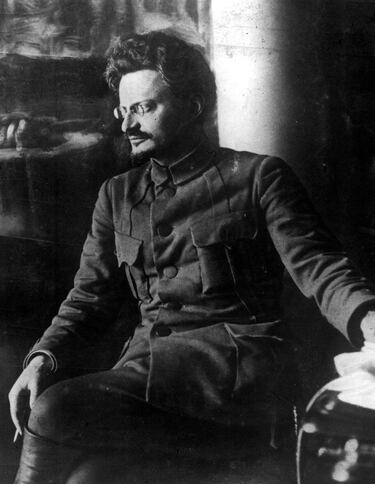 La deportación de León Trotsky fue un evento crucial en la historia del comunismo y del Partido Comunista de la Unión Soviética (PCUS). Después de la muerte de Lenin en 1924, Trotsky y Stalin entraron en una disputa política y, eventualmente, Stalin, al ganar el liderazgo del PCUS, expulsó a Trotsky del Politburó en 1926, del partido en 1927, lo exilió a Alma Ata en 1928.