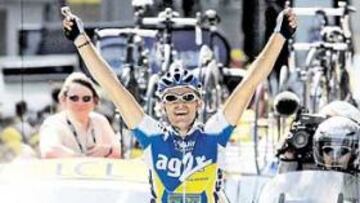 <b>FELIZ. </b>Calzati cruza la meta con los brazos en alto y en la mano derecha la foto de su hijo.