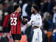 Soccer Football - Premier League - AFC Bournemouth v Aston Villa - Vitality Stadium, Bournemouth, Britain - February 7, 2026 AFC Bournemouth's James Hill shakes hands with Aston Villa's Lamare Bogarde REUTERS/Jaimi Joy EDITORIAL USE ONLY. NO USE WITH UNAUTHORIZED AUDIO, VIDEO, DATA, FIXTURE LISTS, CLUB/LEAGUE LOGOS OR 'LIVE' SERVICES. ONLINE IN-MATCH USE LIMITED TO 120 IMAGES, NO VIDEO EMULATION. NO USE IN BETTING, GAMES OR SINGLE CLUB/LEAGUE/PLAYER PUBLICATIONS. PLEASE CONTACT YOUR ACCOUNT REPRESENTATIVE FOR FURTHER DETAILS..
