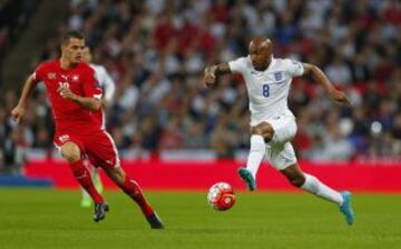 Fabian Delph (d) solamente duró 20 segundos en el campo de juego con la selección inglesa y tuvo que ser sustituido.