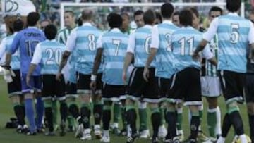 <b>CON LA CAMISETA DEL BETIS. </b>Los jugadores del Racing se enfundaron la tercera indumentaria bética y taparon el escudo.