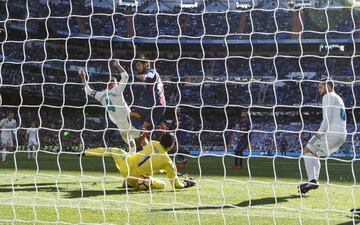 Aleix Vidal scores the last goal of the game after a good pass by Messi.