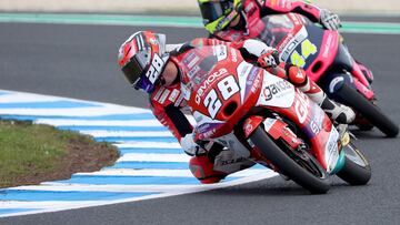 Valresa GASGAS Aspar's Spanish rider Izan Guevara competes with BOE Motorsports' Spanish rider David Munoz (R) during the Moto3 qualifying session in Phillip Island on October 15, 2022, ahead of Australian MotoGP Grand Prix. (Photo by Glenn Nicholls / AFP) / -- IMAGE RESTRICTED TO EDITORIAL USE - STRICTLY NO COMMERCIAL USE --