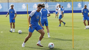 Pablo Vázquez regresa líder a Riazor