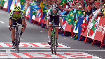 Alex Aranburu llega a meta junto a Fernando Barcel&oacute; en la duod&eacute;cima etapa de la Vuelta a Espa&ntilde;a con final en Bilbao.