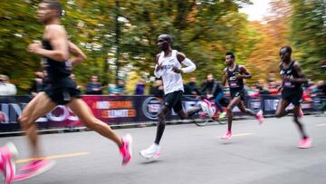Eliud Kipchoge corre durante el reto Ineos 1:59 Challenge, en el que se convirti&oacute; en el primer ser humano en bajar de las dos horas en una marat&oacute;n.