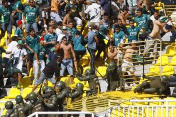 En febrero del 2014, hinchas de Santiago Wanderers se enfrentan a carabineros durante el partido de primera division contra la U en el Lucio Fariña de Quillota.
