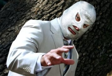 ‘El Enmascarado de Plata’ es una figura mítica de la cultura mexicana. Trascendió el cuadrilátero de la lucha libre, a la que convirtió en el gran pasatiempo del país, y se convirtió en un súper héroe. Junto al ‘Huracán Ramírez, ‘Blue Demon’ y otras figuras, protagonizó la era dorada de la lucha libre mexicana. Fuera de la arena, fue un prolífico actor con más de 50 películas, lo que acentuó su leyenda. Rodolfo Guzmán Huerta, como era su nombre verdadero, murió el 5 de febrero de 1984.
