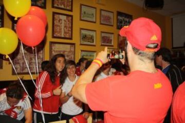 La expedición española al completo visitó la Casa Española en Montreal. Las 23 internacionales fueron recibidas como auténticas estrellas