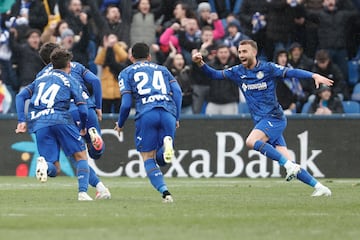 El VAR revis la jugada y se?al que no haba fuera de juego y el gol suba al marcador.