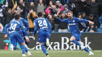 GETAFE (MADRID), 09/03/2025.- Los jugadores del Getafe celebran su segundo gol contra el Atlético de Madrid, durante el partido de la jornada 27 de LaLiga EA Sports que disputan este domingo en el estadio Colisum de Getafe. EFE/Sergio Peréz