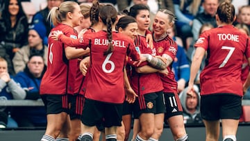 Las jugadoras del Manchester United celebran el gol al Chelsea con Lucía García en la FA Cup.