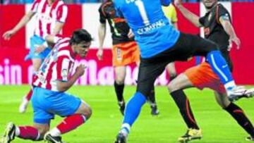 <b>DOMINIO SIN SUERTE</b>César atrapa un balón que Agüero golpeó con la cabeza en la segunda parte. El Atlético tuvo muchas ocasiones de gol durante el choque.