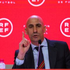 El Confidencial: Rubiales almacenó conversaciones con Pedro Sánchez