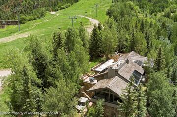 Aspen se podría decir que es un destino top -si no el primero del mundo- de esquí. Tanto es así que la montaña cuenta únicamente con cinco casas unifamiliares. Esta es una de ellas. 