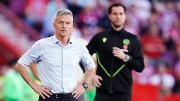 Escribá durante el partido de LaLiga Hypermotion contra el Elche.