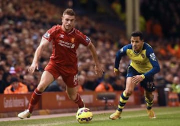 Liverpool's English midfielder Jordan Henderson (L) is challenged by Arsenal's Chilean striker Alexis Sanchez during the English Premier League football match between Liverpool and Arsenal at Anfield in Liverpool, Northwest England, on December 21, 2014. AFP PHOTO / PAUL ELLIS 

== RESTRICTED TO EDITORIAL USE. NO USE WITH UNAUTHORIZED AUDIO, VIDEO, DATA, FIXTURE LISTS, CLUB/LEAGUE LOGOS OR \x93LIVE\x94 SERVICES. ONLINE IN-MATCH USE LIMITED TO 45 IMAGES, NO VIDEO EMULATION. NO USE IN BETTING, GAMES OR SINGLE CLUB/LEAGUE/PLAYER PUBLICATIONS. ==