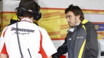 Fernando Alonso en el box de Renault
