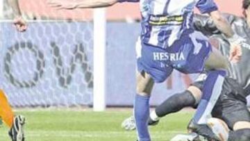 <b>EL RIFLE NO DISPARÓ. </b>Pandiani no pudo rematar ante Bonano, porque antes llegó el portero argentino para despejar el balón.