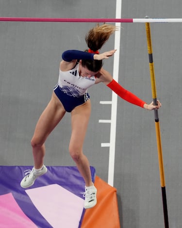 La atleta francesa, Margot Chevrier, se fractura el tobillo durante las finales de salto con pértiga en los mundiales de atletismo en pista cubierta que se celebran en Glasgow, Escocia.