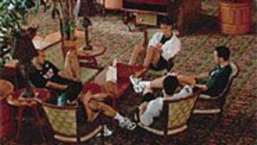 <B>AS, EN EL BÚNKER DE KATANEC</B>. Los eslovenos viven aislados en su hotel. El Sargento Katanec controla cada movimiento de sus jugadores. En la foto, reunión en el hall.