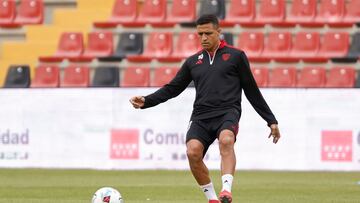 MADRID, 28/09/2025.- El jugador del Sevilla Alexis Sánchez calienta antes del partido correspondiente a la jornada 7 de LaLiga ante el Rayo Vallecano, este domingo, en el Estadio de Vallecas. EFE/ Sergio Pérez