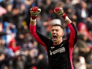 GETAFE (MADRID), 09/03/2025.- El portero del Getafe David Soria celebra la victoria sobre el Atlético de Madrid, durante el partido de la jornada 27 de LaLiga EA Sports que disputan este domingo en el estadio Colisum de Getafe. EFE/Sergio Peréz