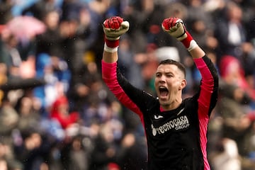 El portero del Getafe David Soria celebra la victoria sobre el Atlético de Madrid.