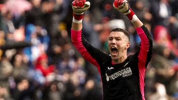 GETAFE (MADRID), 09/03/2025.- El portero del Getafe David Soria celebra la victoria sobre el Atlético de Madrid, durante el partido de la jornada 27 de LaLiga EA Sports que disputan este domingo en el estadio Colisum de Getafe. EFE/Sergio Peréz