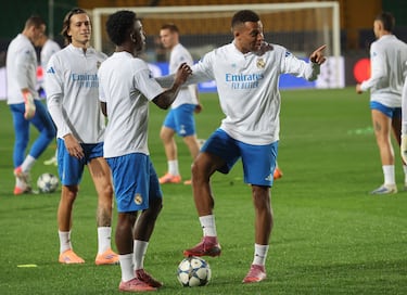 Tchouaméni y Mbappé, en la última sesión del Real Madrid antes del duelo frente al Kairat Almaty